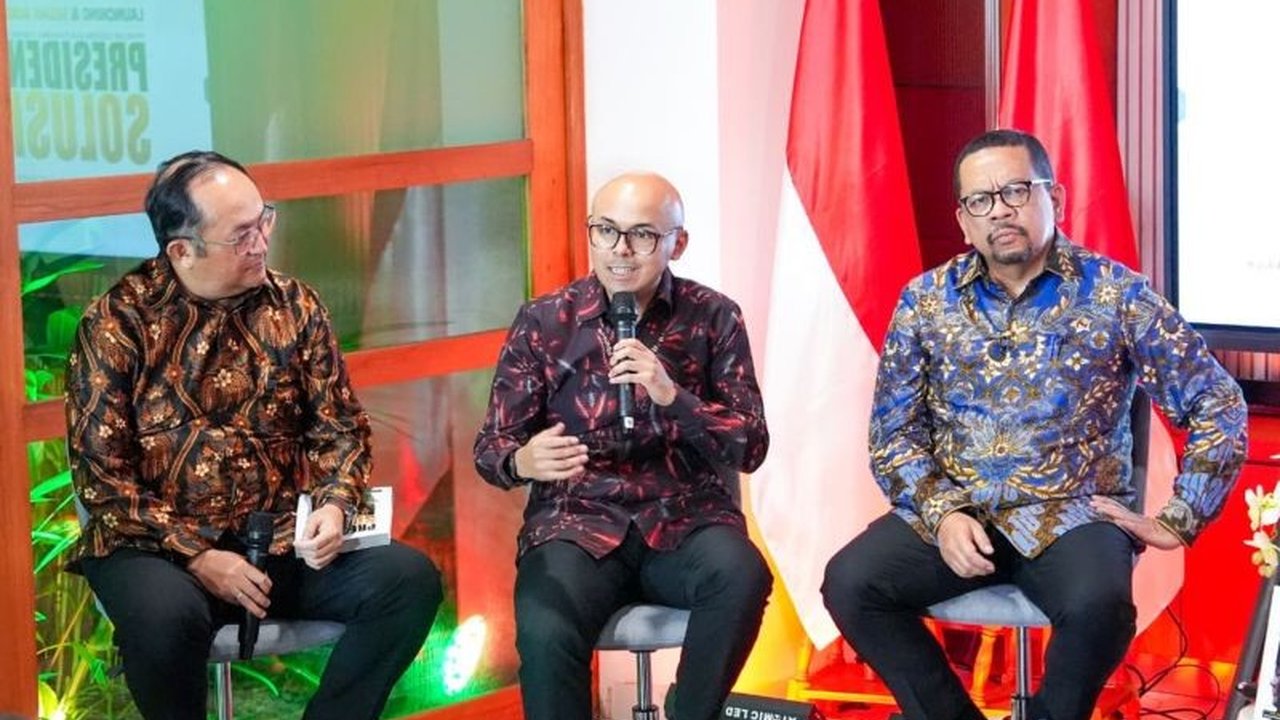 Asisten Khusus Presiden Dirgayuza Setiawan mengungkapkan Presiden Prabowo Subianto bergerak cepat dalam mengatasi masalah rakyat, menghadirkan 108 solusi dalam 1,5 tahun. Simak pendekatan kepemimpinan Prabowo.