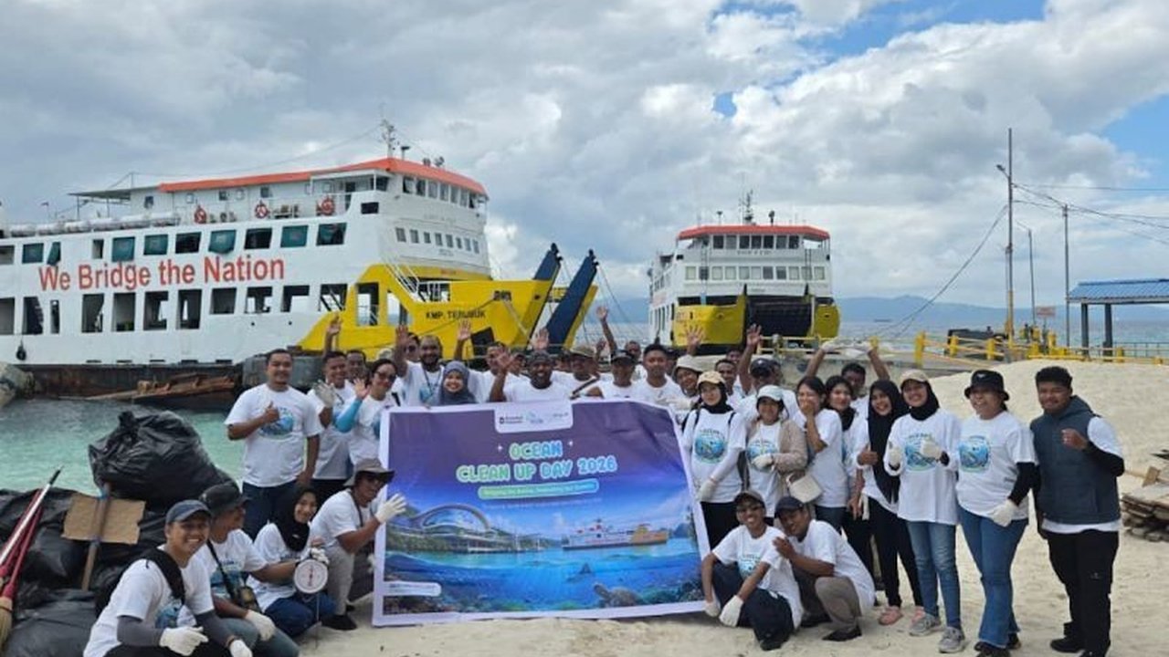 PT ASDP Indonesia Ferry (Persero) menunjukkan komitmen kuat dalam **ASDP Pelestarian Laut** dengan menggelar Ocean Clean Up Day 2026, berhasil kumpulkan 13 ton sampah demi keberlanjutan ekosistem laut dan kelancaran logistik.