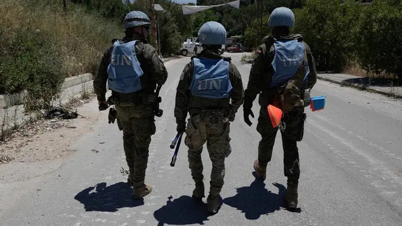 Pasukan penjaga perdamaian Perserikatan Bangsa Bangsa (PBB) asal Spanyol berpatroli di pintu masuk desa Dibbine, Lebanon Tenggara, Jumat 5 Juni 2026, sehari setelah pasukan Israel mundur meny
