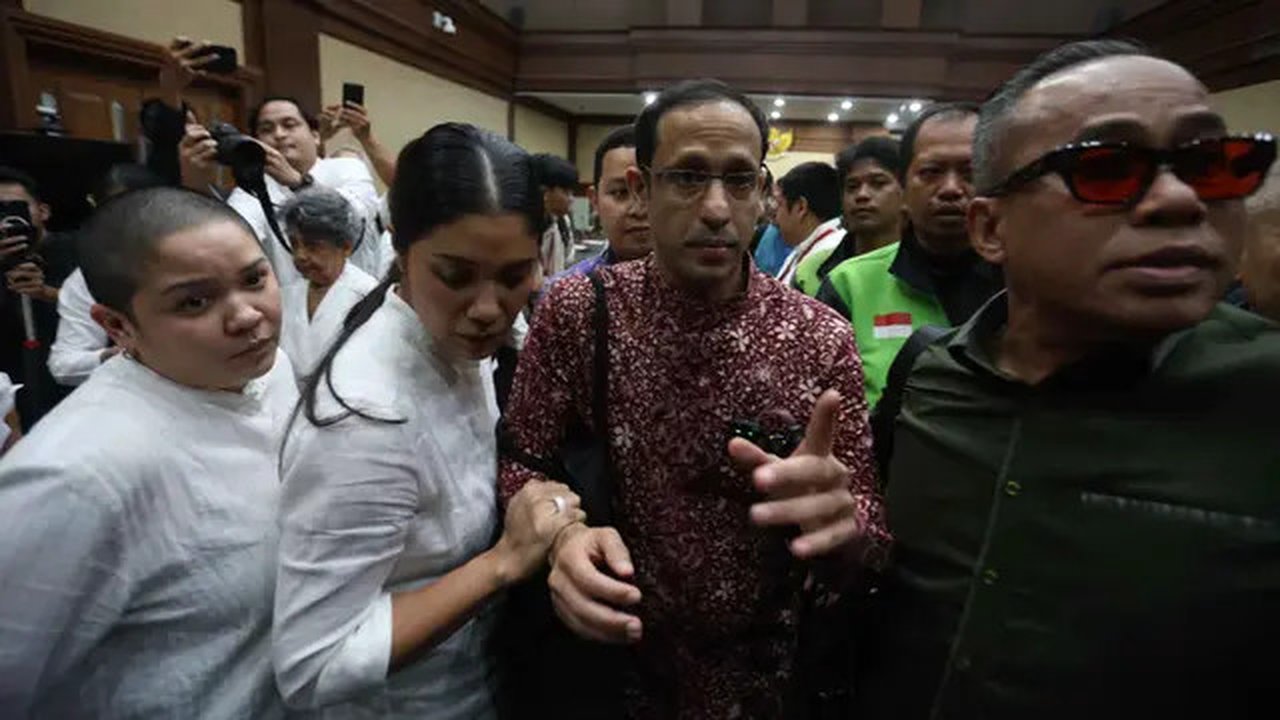 Mantan Menteri Pendidikan, Kebudayaan, Riset, dan Teknologi (Mendikbudristek), Nadiem Anwar Makarim (ketiga kiri), bersama istrinya, Franka Franklin Makarim (kedua kiri), usai sidang pembacaa