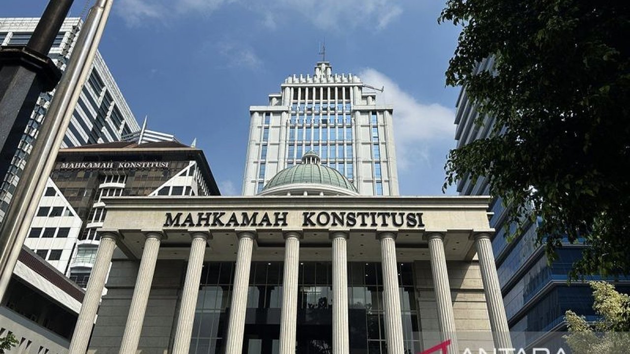 Mahkamah Konstitusi (MK) menggelar sidang perdana uji materi Undang-Undang Peradilan Agama terkait penetapan isbat awal dan akhir Ramadhan, memicu perdebatan metode hisab dan rukyat yang krusial.
