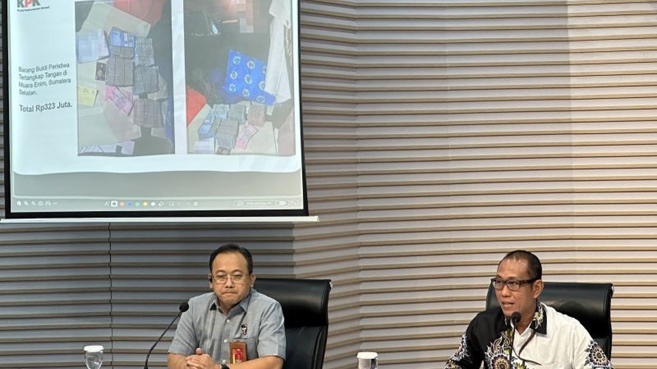 KPK merinci barang bukti suap Bupati Muara Enim Edison, termasuk uang tunai ratusan juta rupiah, mata uang asing, dan saldo rekening miliaran yang tersebar di beberapa nomine, menegaskan keseriusan dalam penanganan kasus Barang Bukti Suap Bupati M...