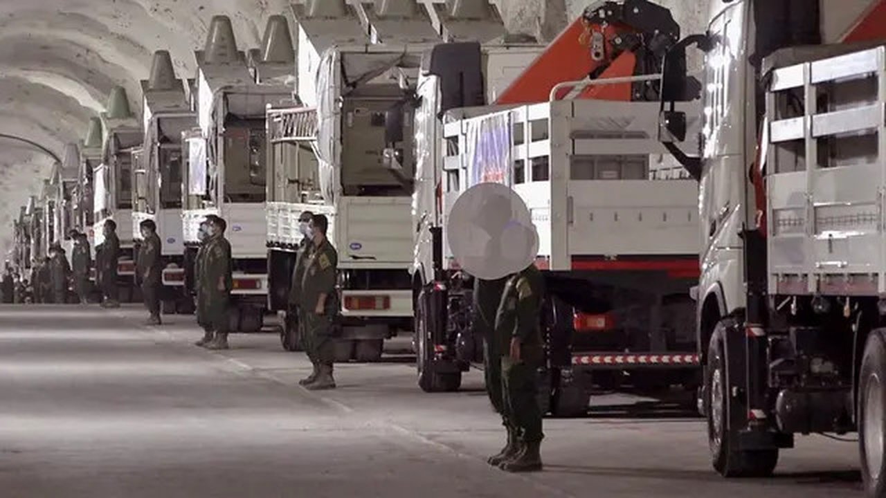 Sejumlah rudal dipamerkan selama peresmian pangkalan rudal bawah tanah di Teluk Persia, Iran, 8 Januari 2021. Panglima IRGC Mayor Jenderal Hossein Salami mengatakan bahwa pangkalan ini akan m