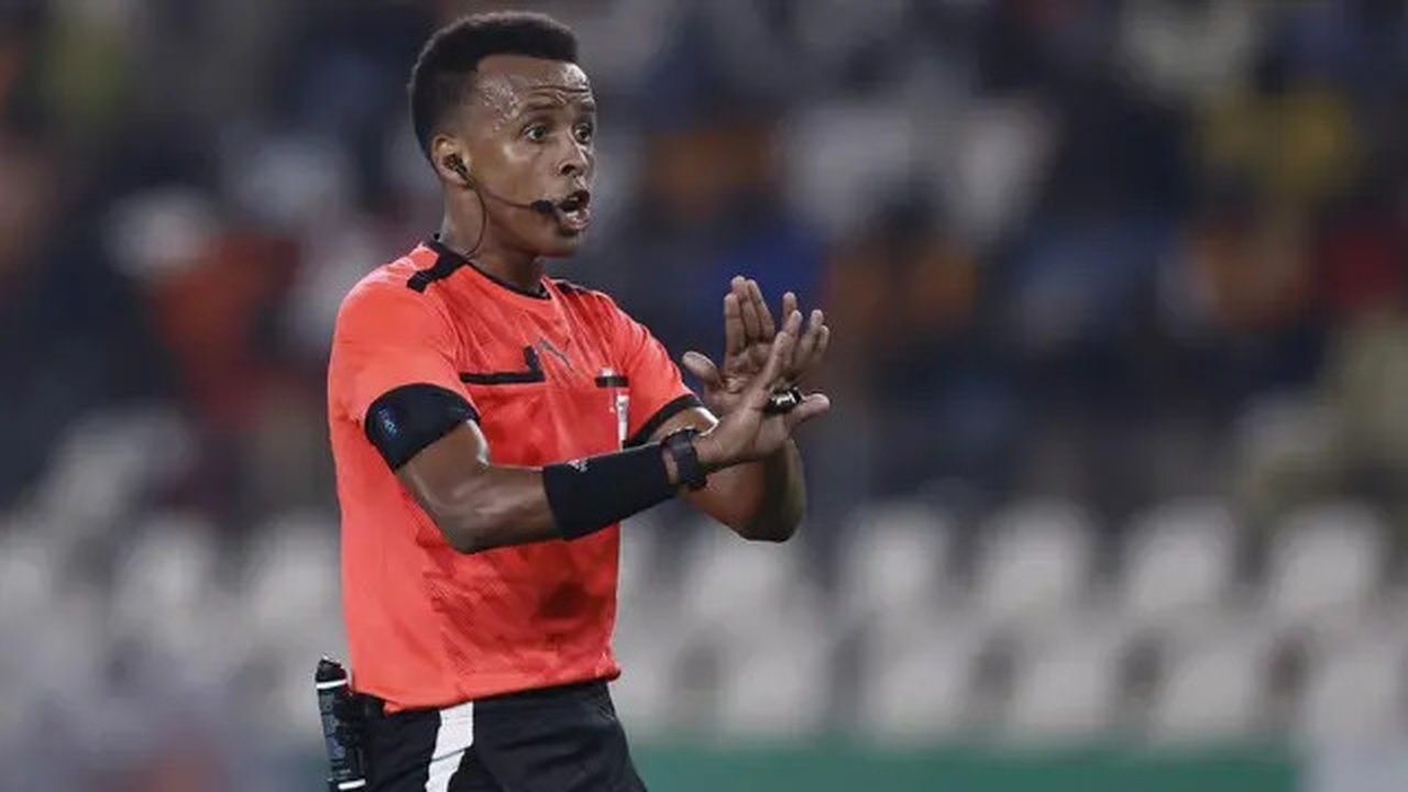 Wasit Somalia, Omar Abdulkadir Artan, memberi isyarat selama pertandingan Grup D Piala Afrika (CAN) 2024 antara Mauritania dan Aljazair di Stade de la Paix di Bouake pada 23 Januari 2024. (KE