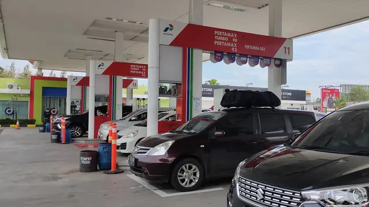 Suasana antrean BBM di SPBU rest area 207 Tol Palikanci Cirebon. Foto (Liputan6.com / Panji Prayitno)