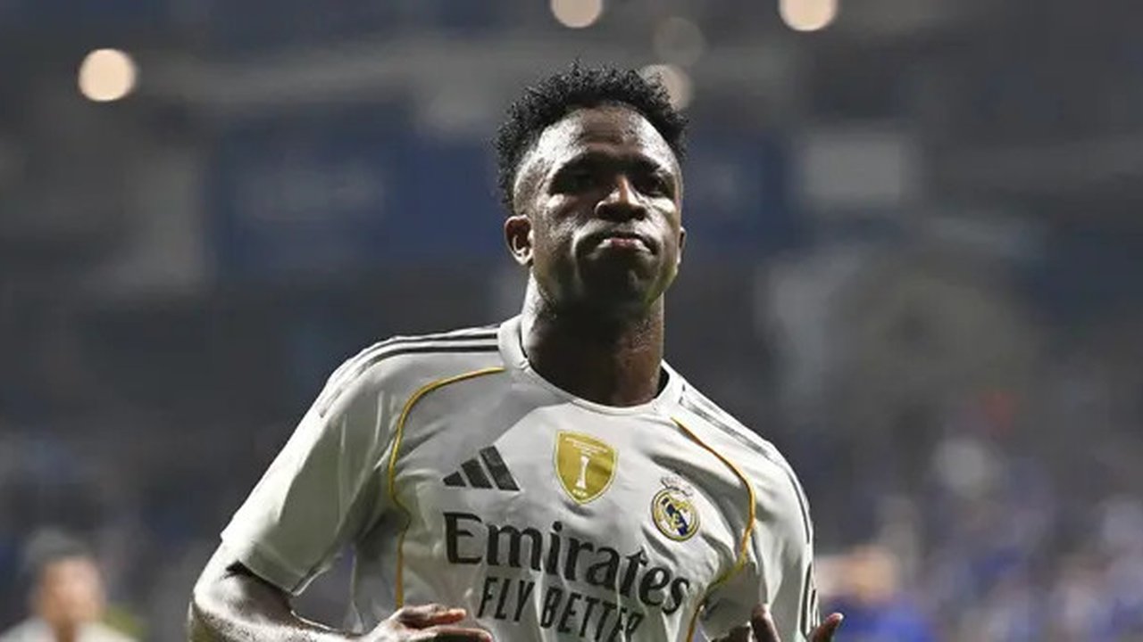 Vinicius Junior dari Real Madrid merayakan setelah memberi assist kepada rekannya, Kylian Mbappe, untuk mencetak gol dalam laga La Liga antara Real Oviedo dan Real Madrid di Stadion Carlos
