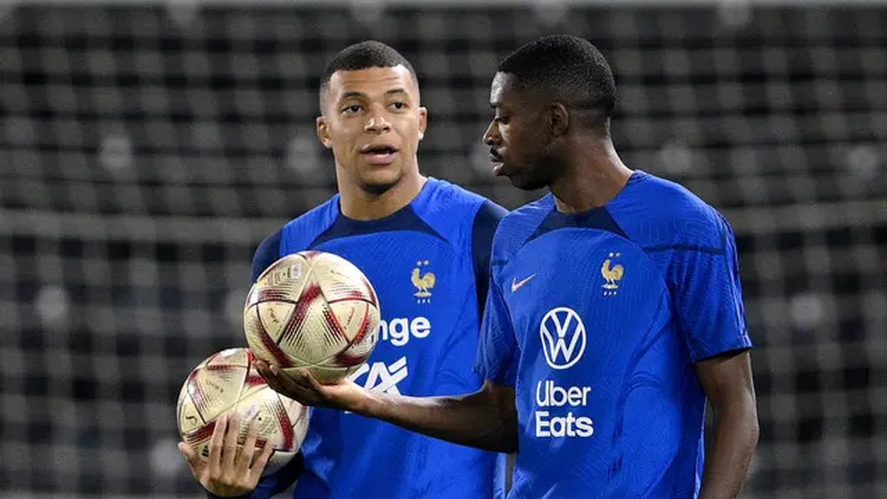 Penyerang Prancis, Ousmane Dembele (kanan) dan Kylian Mbappe ambil bagian dalam sesi latihan di Stadion Jassim-bin-Hamad di Doha, 12 Desember 2022. Prancis akan bermain melawan Maroko dalam p