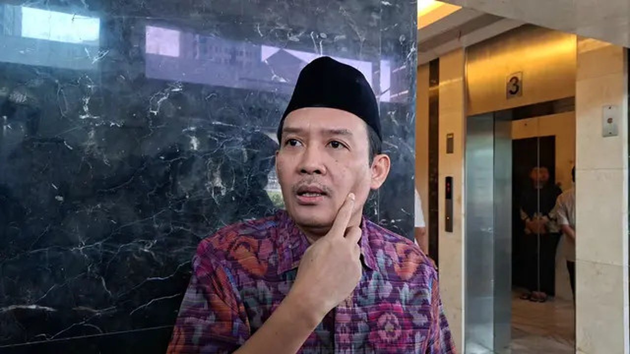 Sekretaris Jenderal Kementerian ESDM, Ahmad Erani Yustika ditemui di Kantor Kementerian ESDM, Jakarta, Jumat (12/6/2026). (Arief/Liputan6.com)