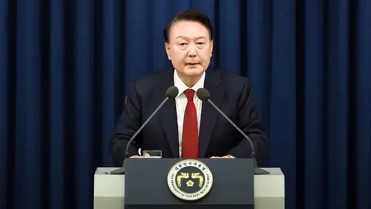 Presiden Korea Selatan Yoon Suk Yeol saat mengumumkan status darurat militer pada Selasa (3/12/2024) malam. (Dok. AFP)