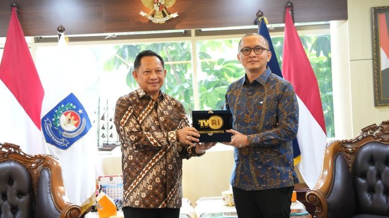 Menteri Dalam Negeri Muhammad Tito Karnavian mengajak seluruh daerah di Indonesia menggelar Nobar Piala Dunia 2026. Langkah ini bertujuan menggerakkan perekonomian lokal sekaligus memberikan hiburan bagi masyarakat.