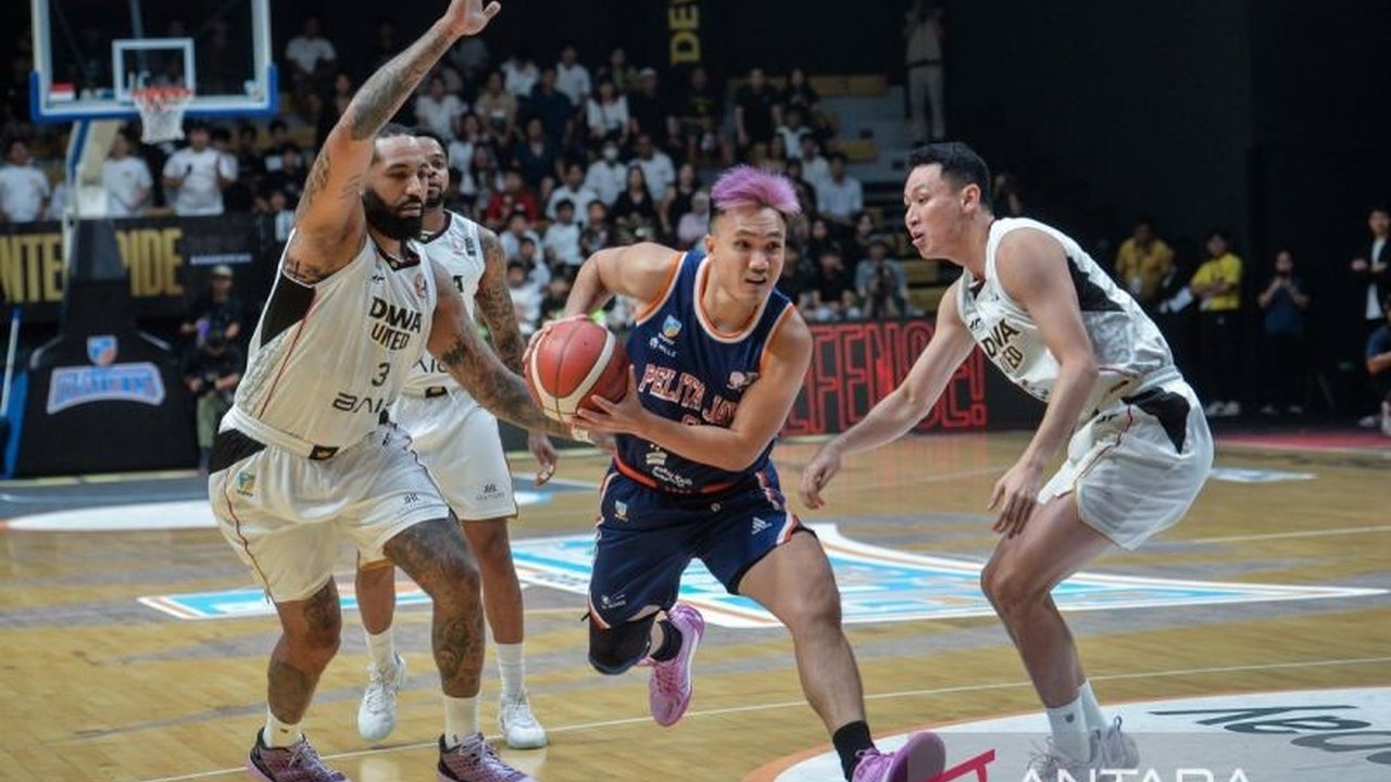 Pebasket Dio Tirta Saputra menegaskan peluang Dewa United Banten ke final IBL 2026 masih terbuka lebar meski tertinggal 1-2 dari Pelita Jaya. Tim siap berjuang habis-habisan.