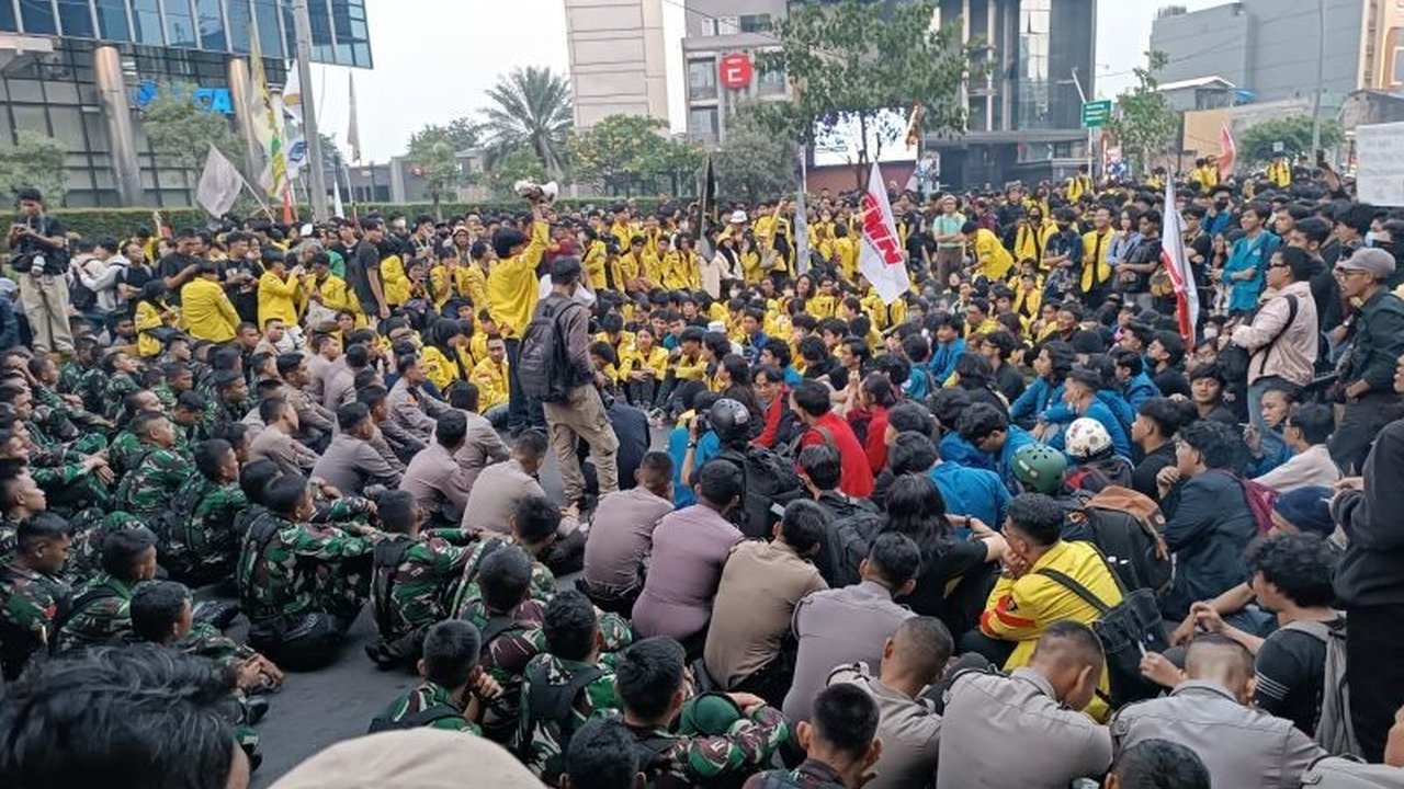 Kapuspen TNI Brigjen Muhamad Nas angkat bicara mengenai Pengerahan TNI dalam Demo mahasiswa di Jakarta Pusat. Ia menegaskan personel TNI hanya bersifat membantu kepolisian, bukan mengintimidasi.
