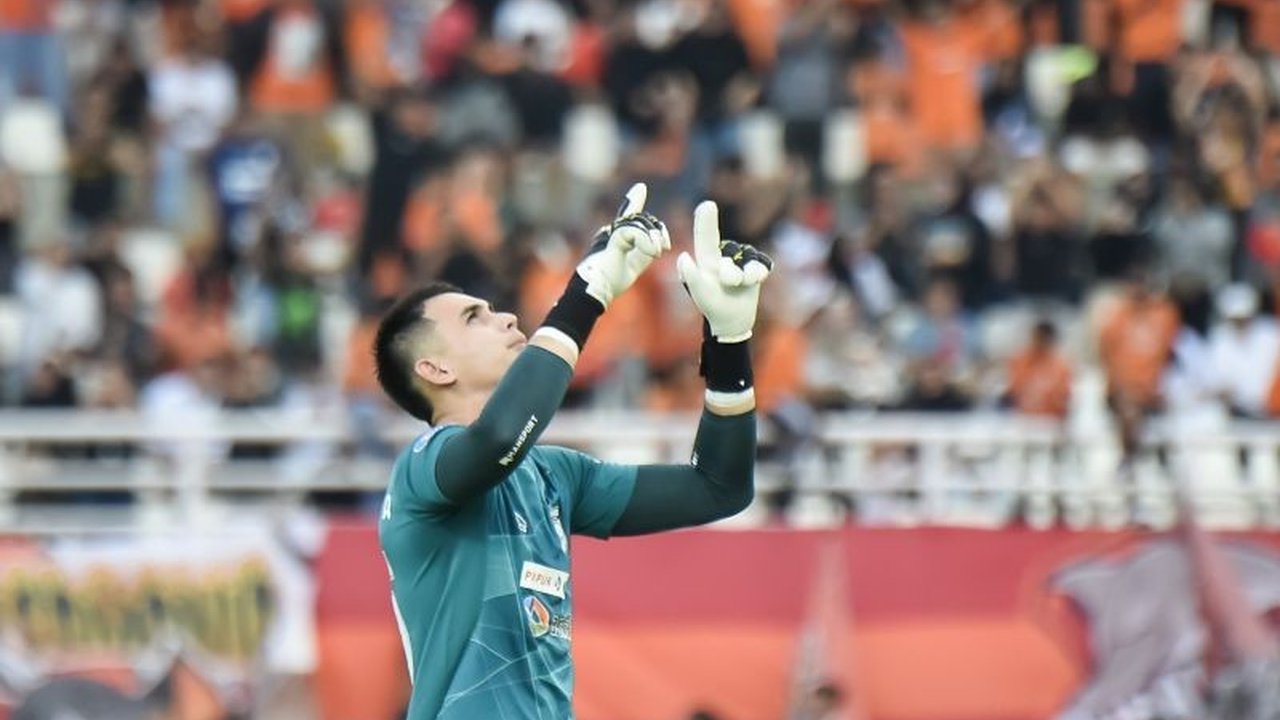 Borneo FC resmi pertahankan Nadeo Argawinata dan Rivaldo Pakpahan hingga 2029. Langkah strategis ini perkuat skuad Pesut Etam hadapi empat kompetisi ketat musim depan.