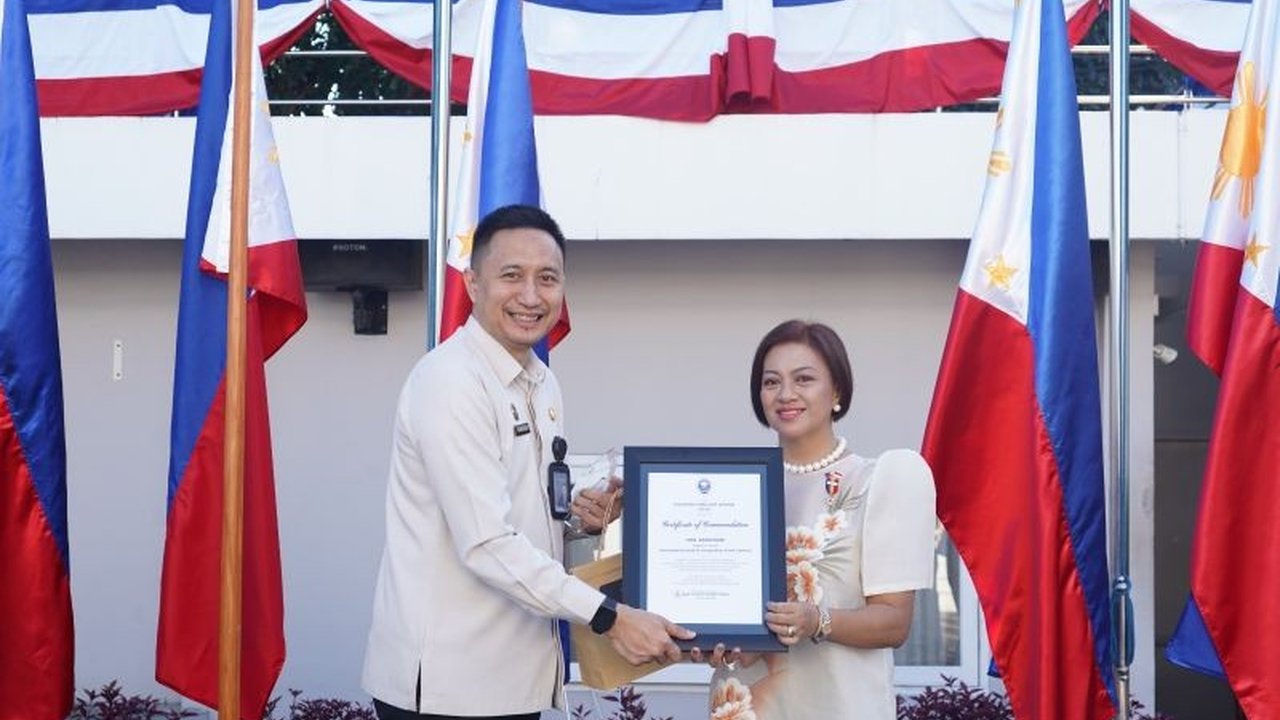 Kepala Kanwil Direktorat Jenderal Imigrasi Sulut menerima Penghargaan Imigrasi Sulut dari Konjen Filipina di Manado, mengapresiasi kolaborasi erat dalam penanganan isu keimigrasian dan penguatan hubungan bilateral.