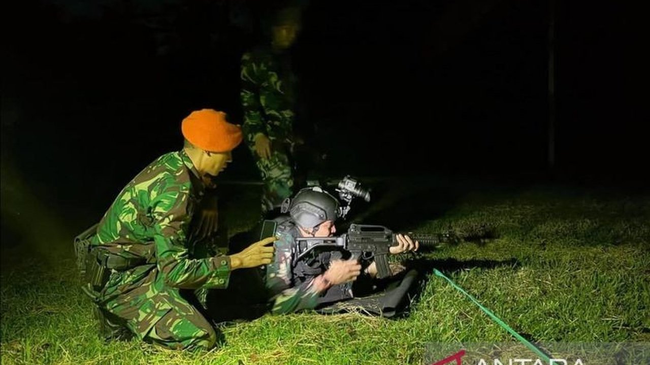 Korps Pasukan Gerak Cepat (Korpasgat) TNI AU menggelar Latihan Menembak Malam di Makassar, mengasah kemampuan tempur prajurit dengan teknologi canggih untuk misi pertahanan dan penyerangan.