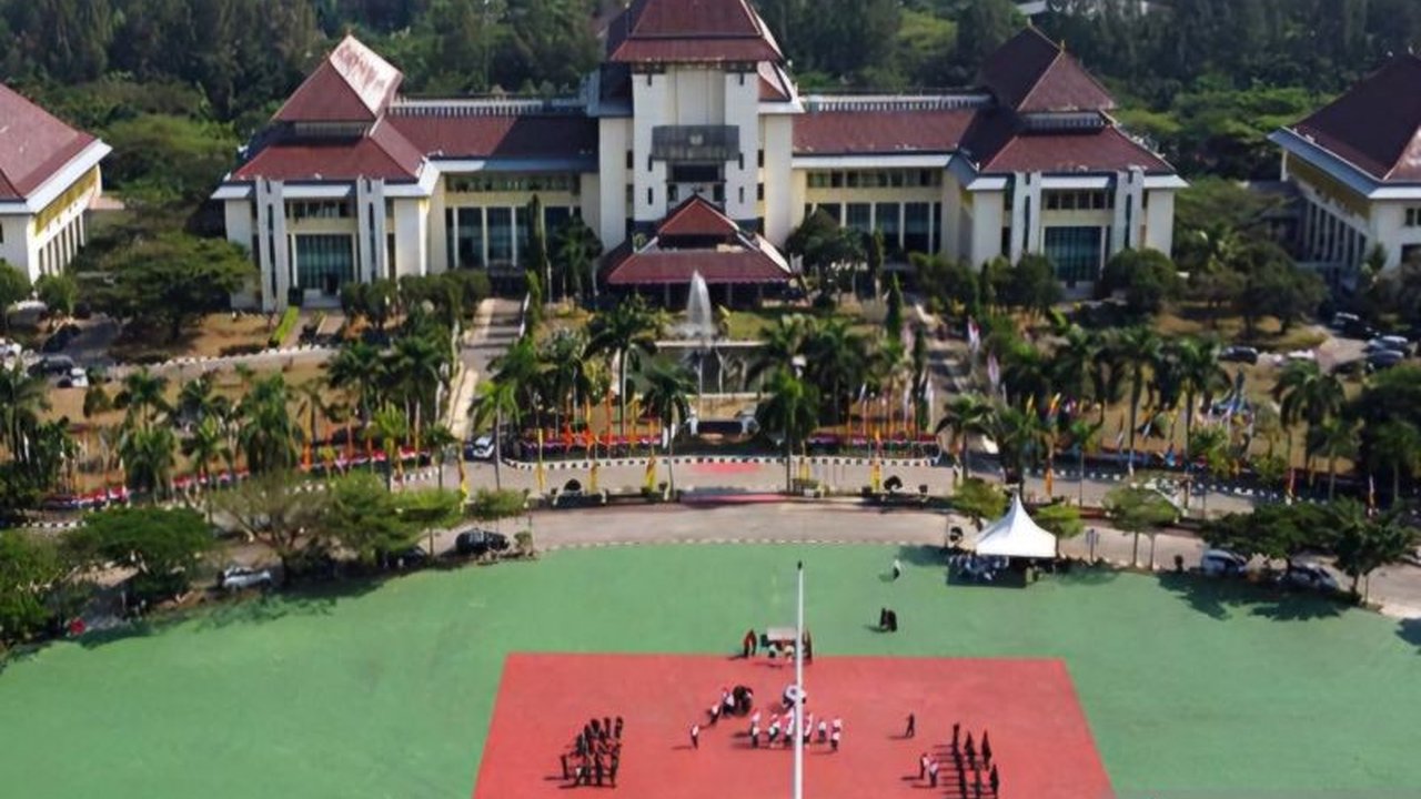 Dewan Perwakilan Rakyat Daerah (DPRD) Kabupaten Bekasi menyodorkan dua langkah strategis untuk menekan angka belanja pegawai Kabupaten Bekasi yang kini menjadi sorotan nasional, demi menjaga stabilitas fiskal daerah.