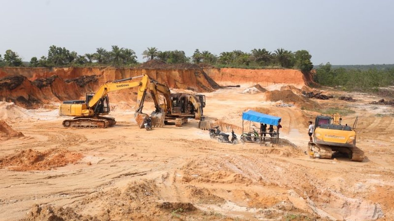 Pemerintah Provinsi Riau mengambil tindakan tegas menghentikan sementara operasional tambang ilegal Kampar di Kecamatan Tapung, Kabupaten Kampar, demi menegakkan regulasi pertambangan.