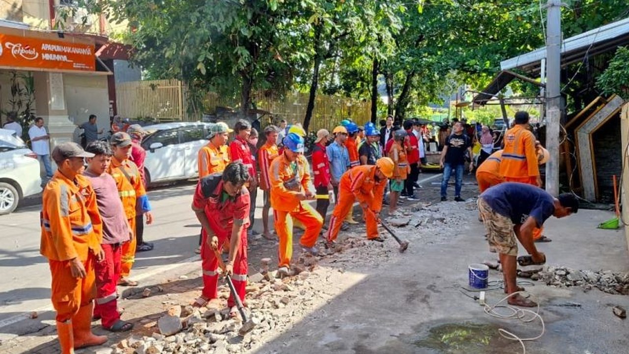 Warung legendaris Pallubasa Serigala di Makassar yang telah 30 tahun menguasai fasilitas umum akhirnya dibongkar. Simak kronologi pembongkaran Warung Pallubasa Serigala dan dampaknya terhadap lingkungan serta penegakan aturan.