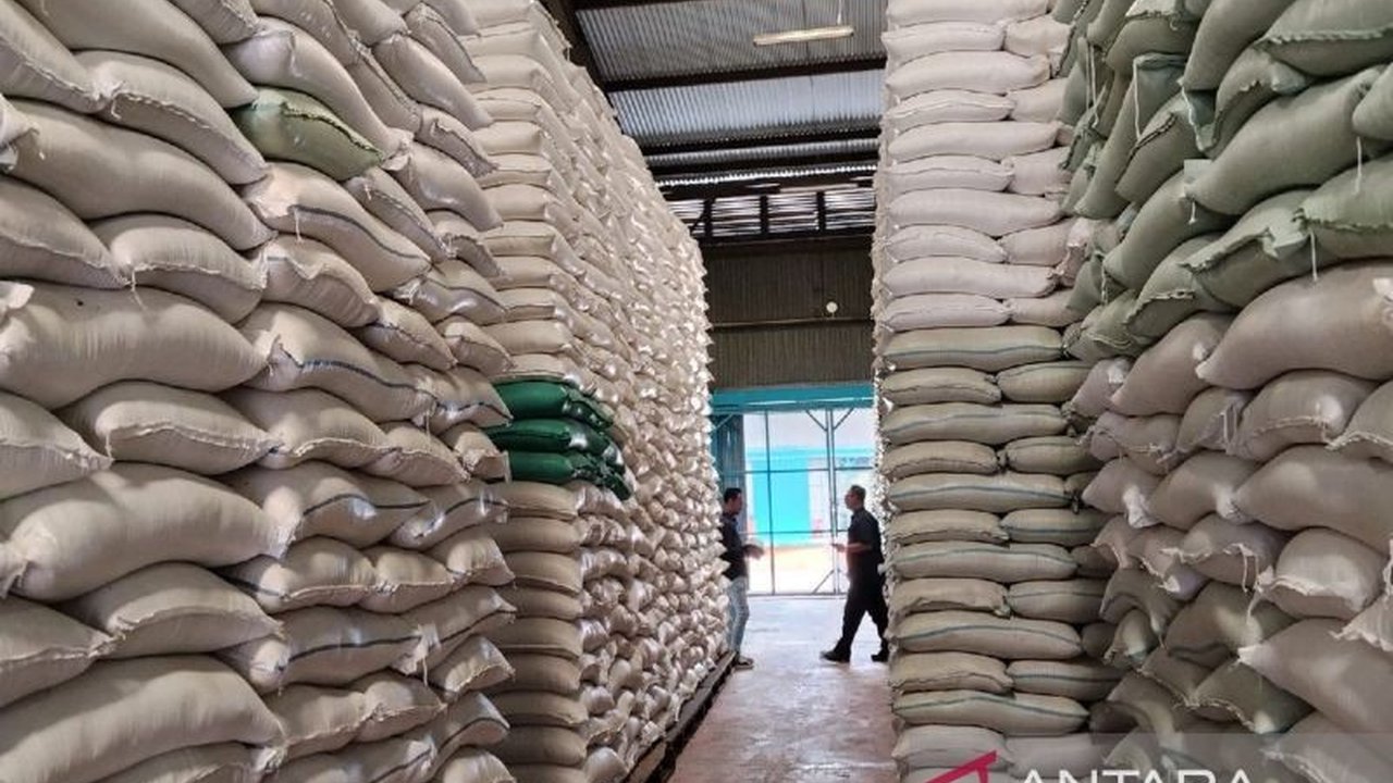 Perum Bulog Kantor Wilayah Sumatera Utara (Sumut) menerima tambahan 15.000 ton beras dari Bulog pusat untuk memperkuat Stok Beras Bulog Sumut, memastikan ketersediaan pangan bagi masyarakat dan mendukung program pemerintah.
