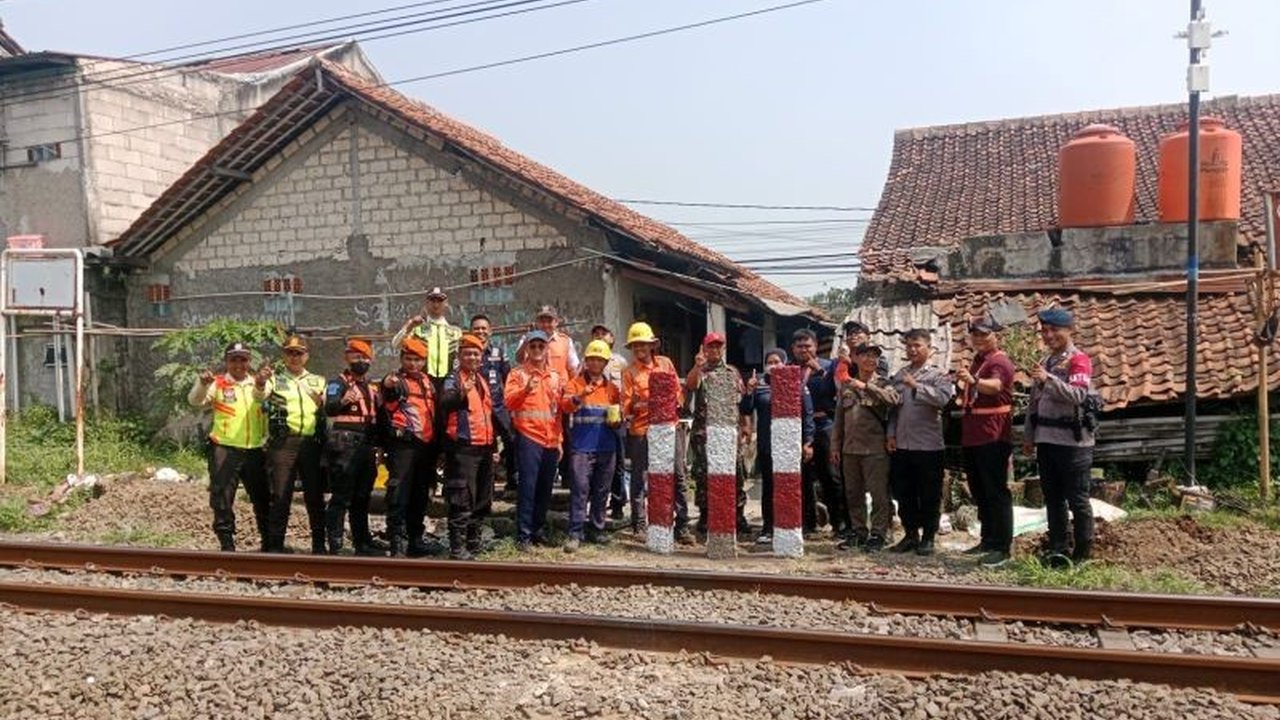 KAI Daop 1 Jakarta menutup permanen perlintasan sebidang di Serang demi keselamatan dan kelancaran perjalanan kereta api, bagian dari program nasional penutupan perlintasan sebidang KAI.