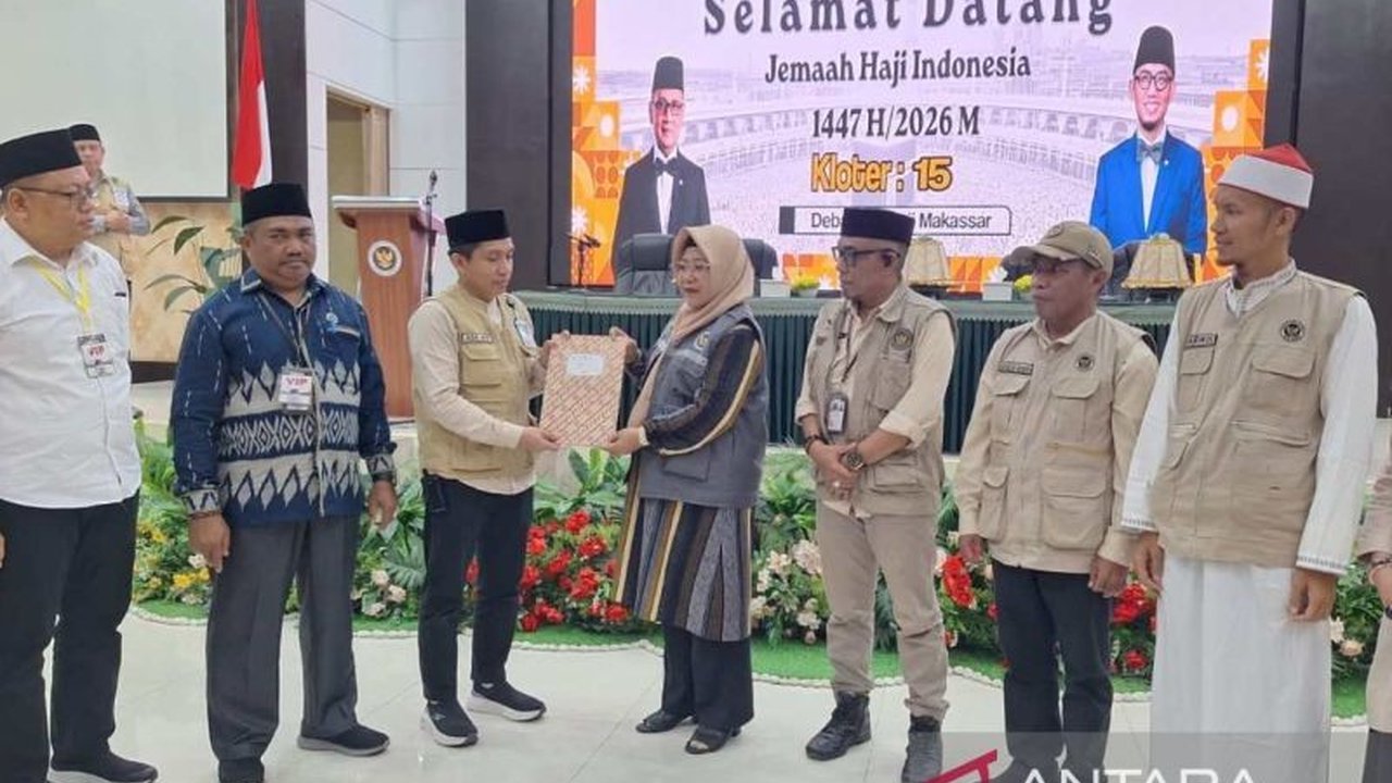 Jamaah Haji Kloter 15 Malut telah tiba di tanah air melalui Debarkasi Makassar, mengakhiri rangkaian ibadah haji. Kepulangan ini diwarnai rasa syukur dan duka atas wafatnya dua jamaah.