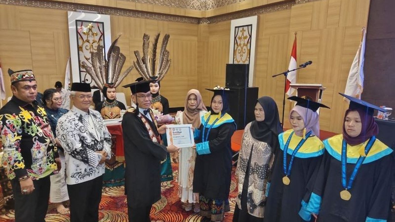 Universitas PGRI Palangka Raya kembali menegaskan komitmennya dalam memperkuat SDM Kalteng yang unggul melalui wisuda 107 lulusan sarjana, siap berkontribusi bagi pembangunan daerah.