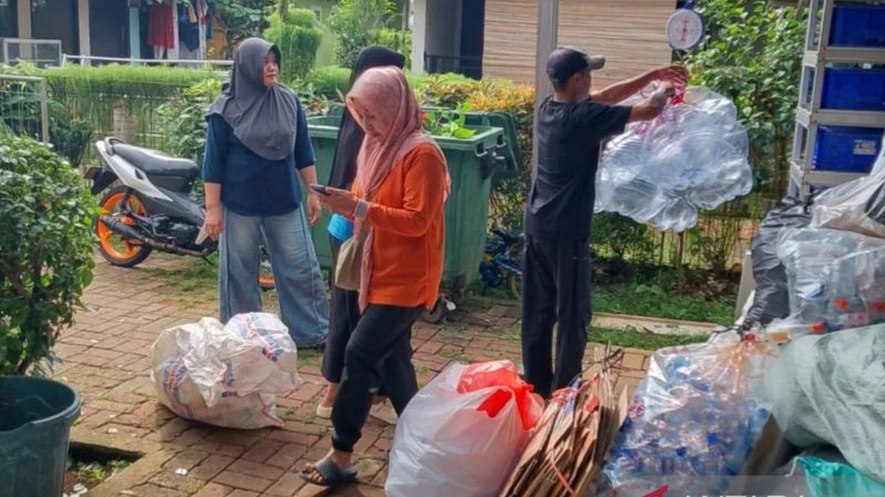 Pemerintah Kota Jakarta Timur (Jaktim) mendorong satuan pendidikan untuk memperkuat Edukasi Pilah Sampah Sekolah Jaktim, menanamkan kebiasaan positif sejak dini demi lingkungan berkelanjutan.