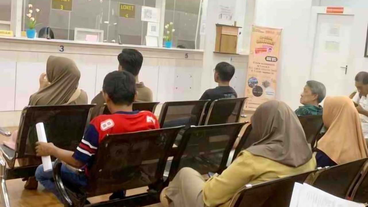 Dinas Kependudukan dan Pencatatan Sipil (Disdukcapil) Kota Tanjungpinang mencatat lonjakan drastis permohonan Kartu Keluarga (KK) ber-barcode, seiring dengan kebutuhan untuk Sistem Penerimaan Murid Baru (SPMB) 2026/2027.