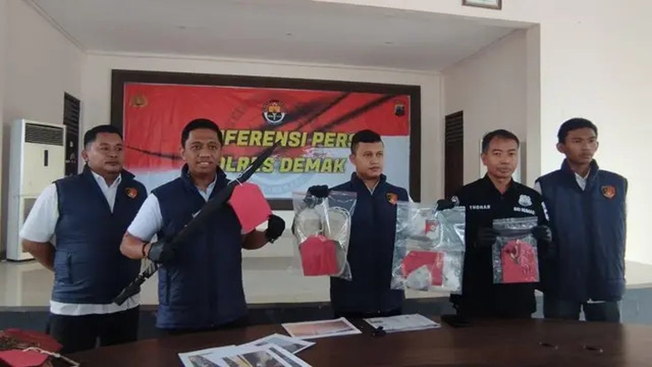 Polisi tangkap tersangka pembakaran rumah mantan kades dan ASN di Demak. (Antara)