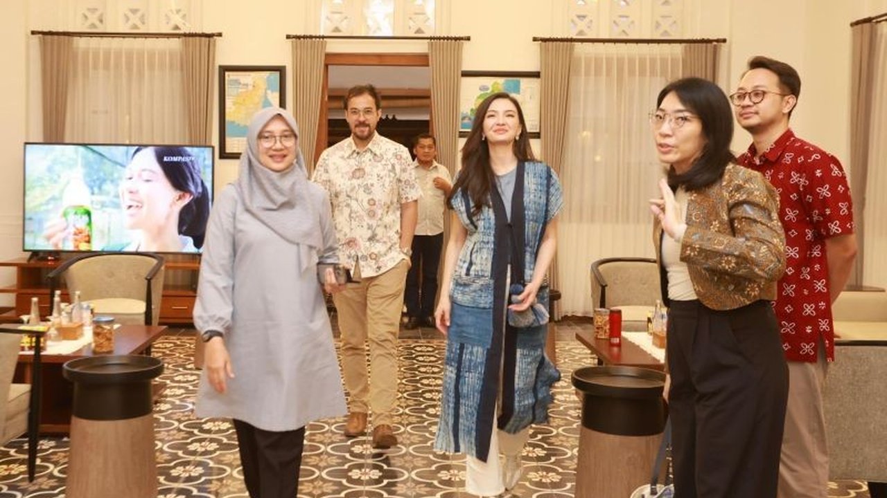 Artis dan model Raline Shah bersama keluarganya menghabiskan waktu berlibur di Banyuwangi, Jawa Timur, untuk mengeksplorasi beragam destinasi wisata alam dan budaya yang menawan.