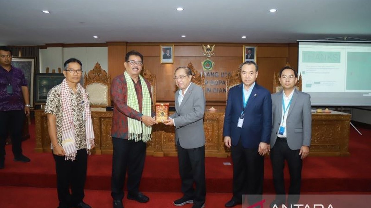 Pemerintah Kabupaten Gianyar membagikan inovasi dan pengalaman sukses dalam pengelolaan sampah berbasis sumber kepada delegasi Kamboja, menunjukkan komitmen terhadap lingkungan.