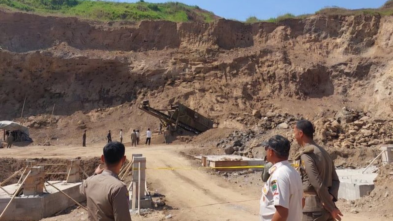 Satuan Polisi Pamong Praja (Satpol PP) Kabupaten Sumedang mengambil tindakan tegas dengan menghentikan operasional lima perusahaan tambang ilegal karena belum memenuhi perizinan, menandakan komitmen pemerintah daerah dalam penertiban tambang ilegal Sumeda
