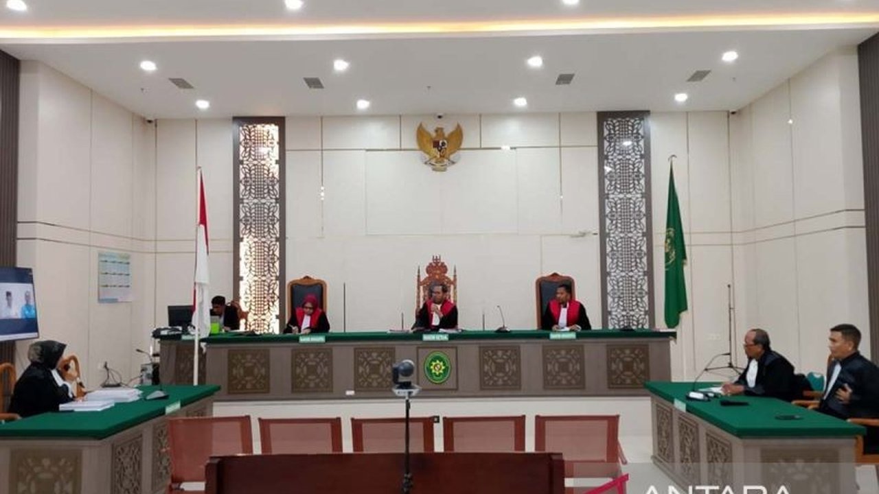 Dua eks pejabat Dinas Kelautan Perikanan (DKP) Aceh Barat Daya (Abdya) dituntut total 5,5 tahun penjara atas kasus korupsi pabrik es Abdya, mengungkap kerugian negara hingga ratusan juta rupiah.