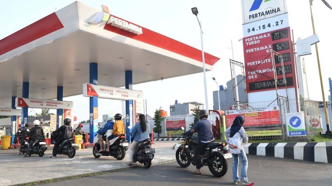 Wakil Ketua MPR Eddy Soeparno mengungkap Kenaikan Harga Pertamax dipengaruhi fluktuasi harga minyak mentah global karena bukan BBM subsidi, sementara Pertamina menegaskan penyesuaian ini menjaga keberlangsungan energi.