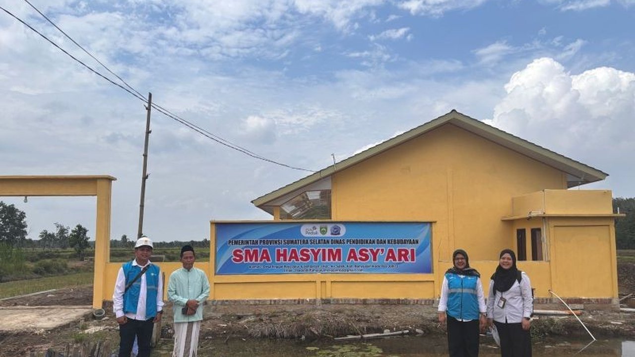 PT PLN (Persero) melalui program Tanggung Jawab Sosial dan Lingkungan (TJSL) membantu pembangunan sekolah baru di Banyuasin, Sumatera Selatan, demi meningkatkan akses dan kualitas pendidikan masyarakat setempat.