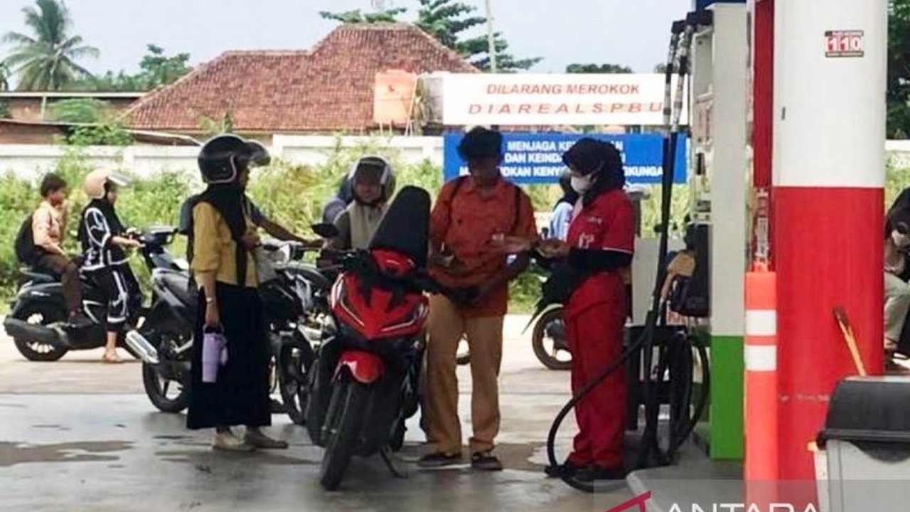 Kenaikan harga Pertamax memicu migrasi konsumen Pertamax ke Pertalite. Pakar energi Unpad memperkirakan 10 persen pembeli akan beralih, memicu pertanyaan tentang ketersediaan dan dampak ekonomi.