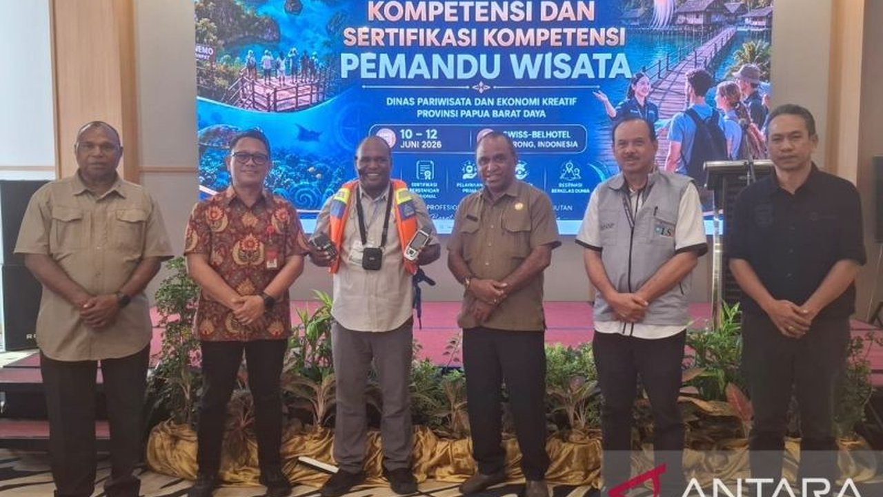 Dinas Pariwisata dan Ekonomi Kreatif Provinsi Papua Barat Daya serius melakukan peningkatan SDM pemandu wisata melalui pelatihan dan sertifikasi, sebuah langkah krusial untuk mengoptimalkan potensi pariwisata daerah.