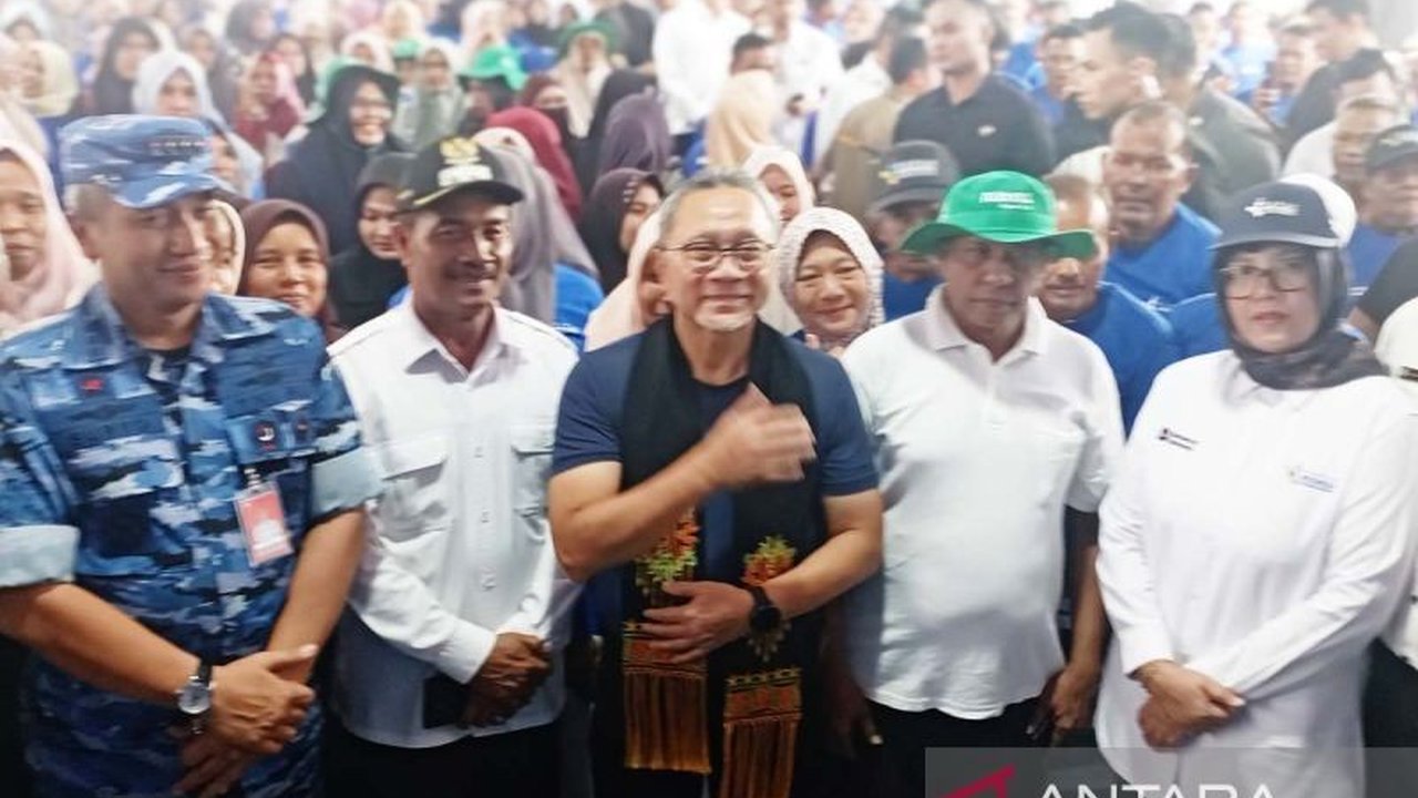 Menko Pangan Zulkifli Hasan berdialog langsung dengan petani di Aceh Besar untuk memastikan stabilitas harga gabah dan ketersediaan pupuk subsidi, menegaskan komitmen pemerintah dalam mewujudkan swasembada pangan nasional.