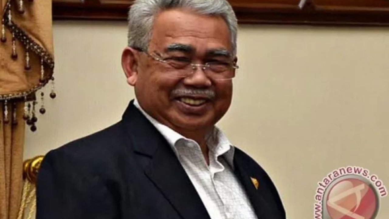 Kabar duka menyelimuti Aceh, Mantan Gubernur Aceh Zaini Abdullah berpulang. Simak profil dan kontribusi Abu Doto bagi pembangunan daerah yang akan selalu dikenang.