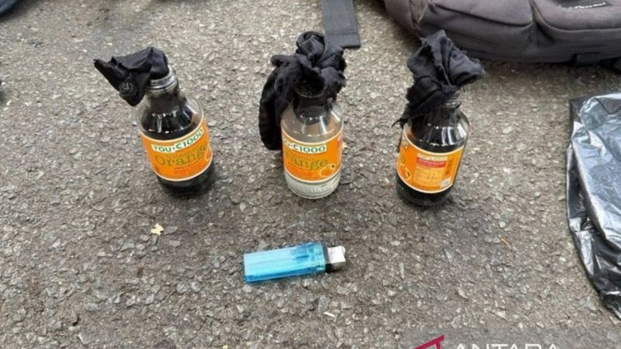 Polda Metro Jaya menetapkan seorang pria berinisial ANH sebagai tersangka pembawa molotov demo di depan Gedung DPR/MPR RI, Jakarta Pusat, yang berpotensi membahayakan keselamatan massa.