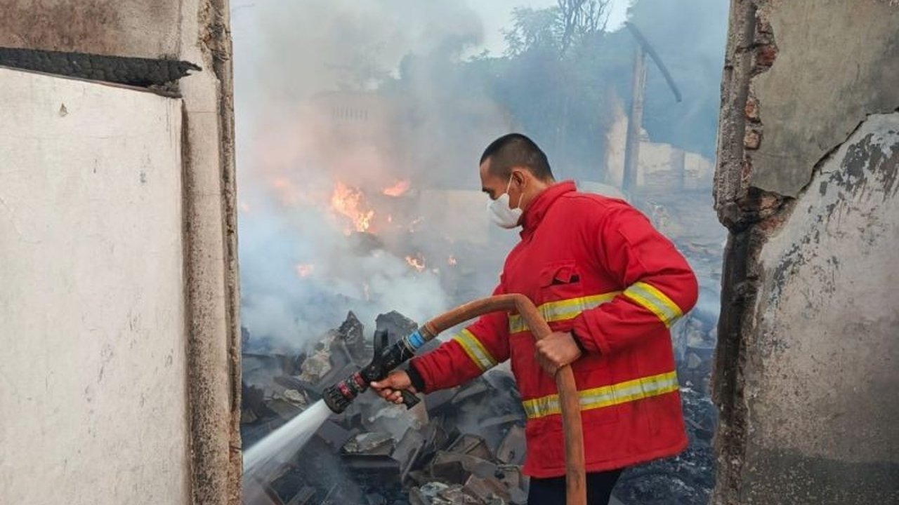 Kebakaran hebat melanda gudang limbah kain di Demak, mengakibatkan kerugian fantastis mencapai Rp1,5 miliar. Simak kronologi dan upaya pemadaman yang dilakukan Satpol PP Demak.