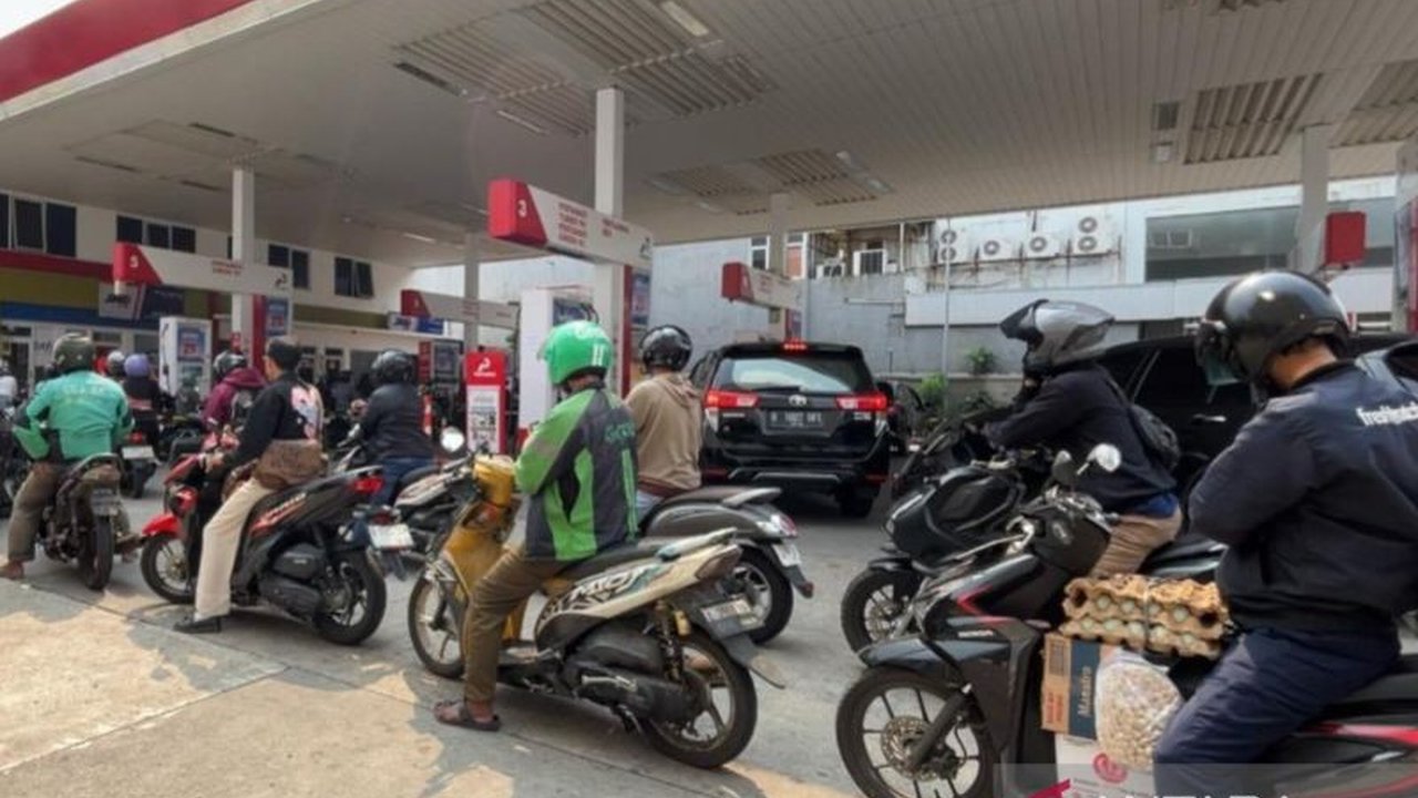 Pengamat ekonomi menilai kenaikan harga Pertamax menjadi momentum penting bagi masyarakat kelas menengah untuk mengevaluasi gaya hidup. Simak dampak dan solusinya agar tetap adaptif di tengah situasi ekonomi saat ini.