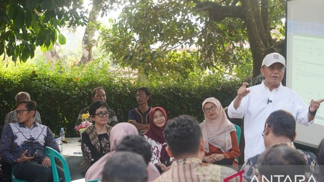Pemerintah Kabupaten Sumedang menunjuk Desa Cijeler sebagai percontohan program pengentasan kemiskinan terpadu yang inovatif, memanfaatkan integrasi data untuk intervensi tepat sasaran.