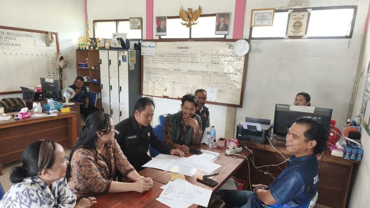 KPU Kabupaten Bengkayang intensif melaksanakan Pemutakhiran Data Pemilih Berkelanjutan (PDPB) di wilayah perbatasan Indonesia-Malaysia. Langkah ini krusial untuk menjamin hak pilih warga di daerah terpencil dan memastikan integritas pemilu yang berkualita
