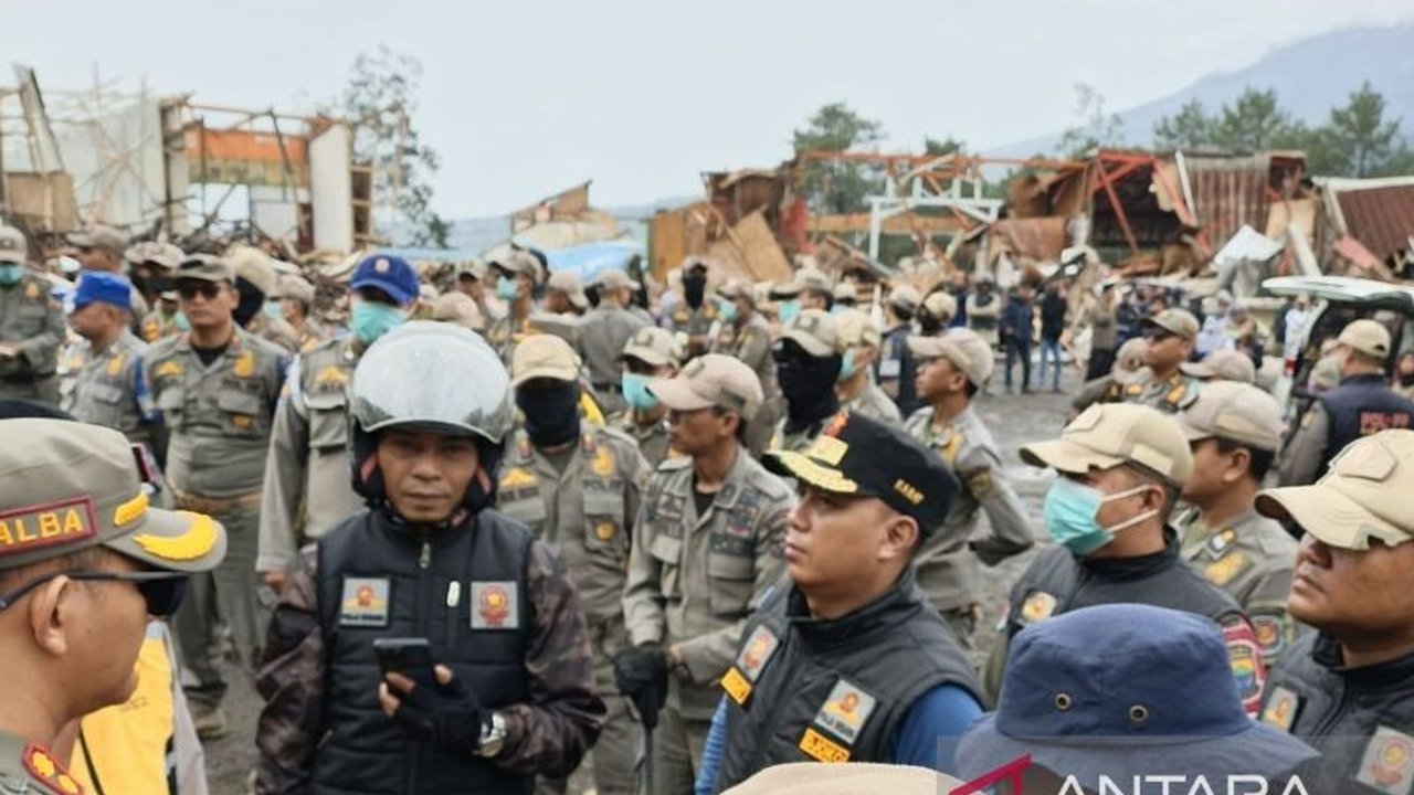 Petugas gabungan melanjutkan pembongkaran kios ilegal di jalur Puncak Cianjur, menertibkan 160 bangunan demi penataan kawasan wisata. Bagaimana nasib pedagang terdampak dari pembongkaran kios ilegal Puncak Cianjur ini?