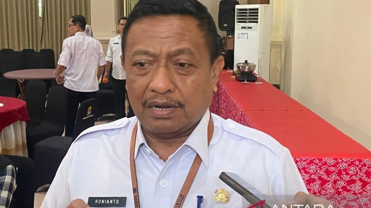 Disdik Cirebon terapkan pembatasan ponsel di sekolah. Upaya ini untuk cegah radikalisme di kalangan pelajar, menyusul laporan Densus 88 Antiteror terkait indikasi paparan pada siswa.