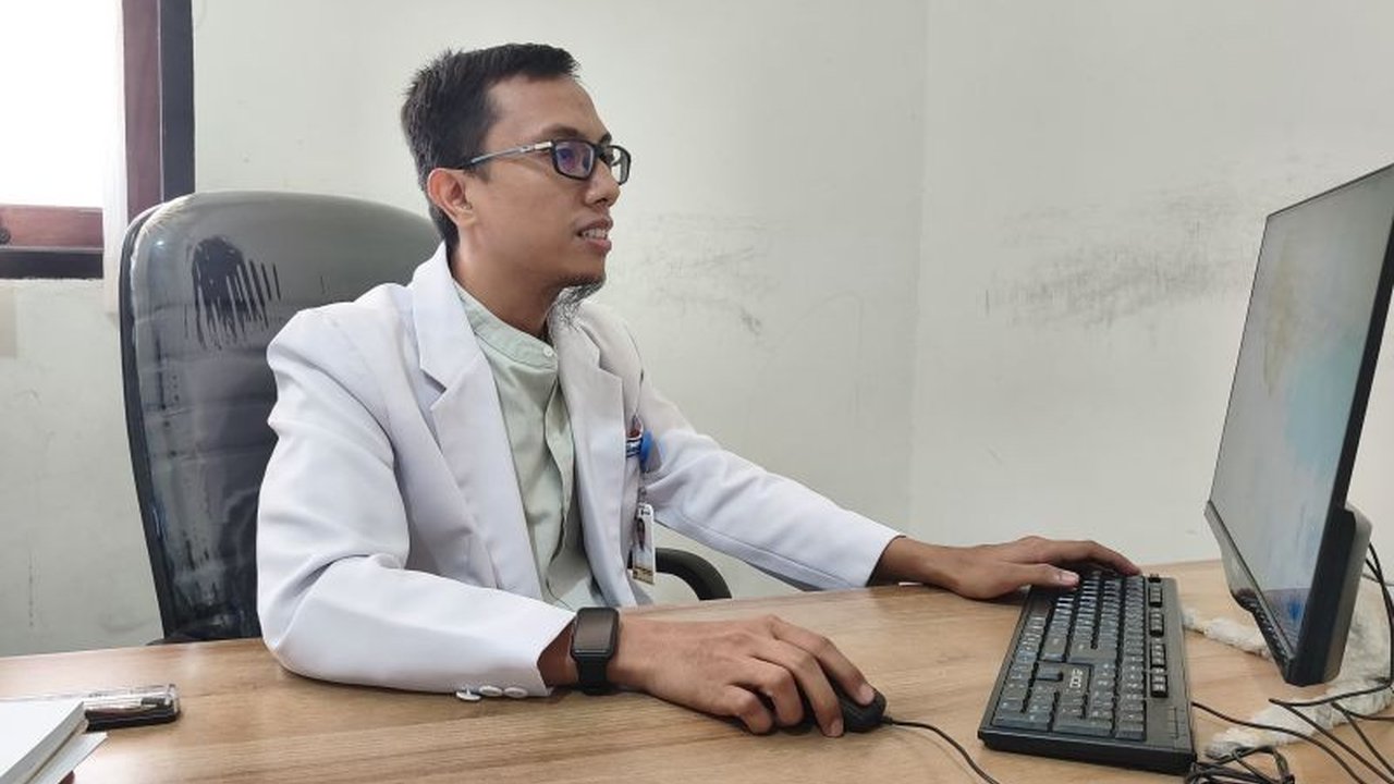 Dokter spesialis anak menjelaskan bahwa penyebab bisul anak di kepala utamanya adalah infeksi kulit akibat kurangnya kebersihan, bukan jajanan. Pahami cara pencegahannya.