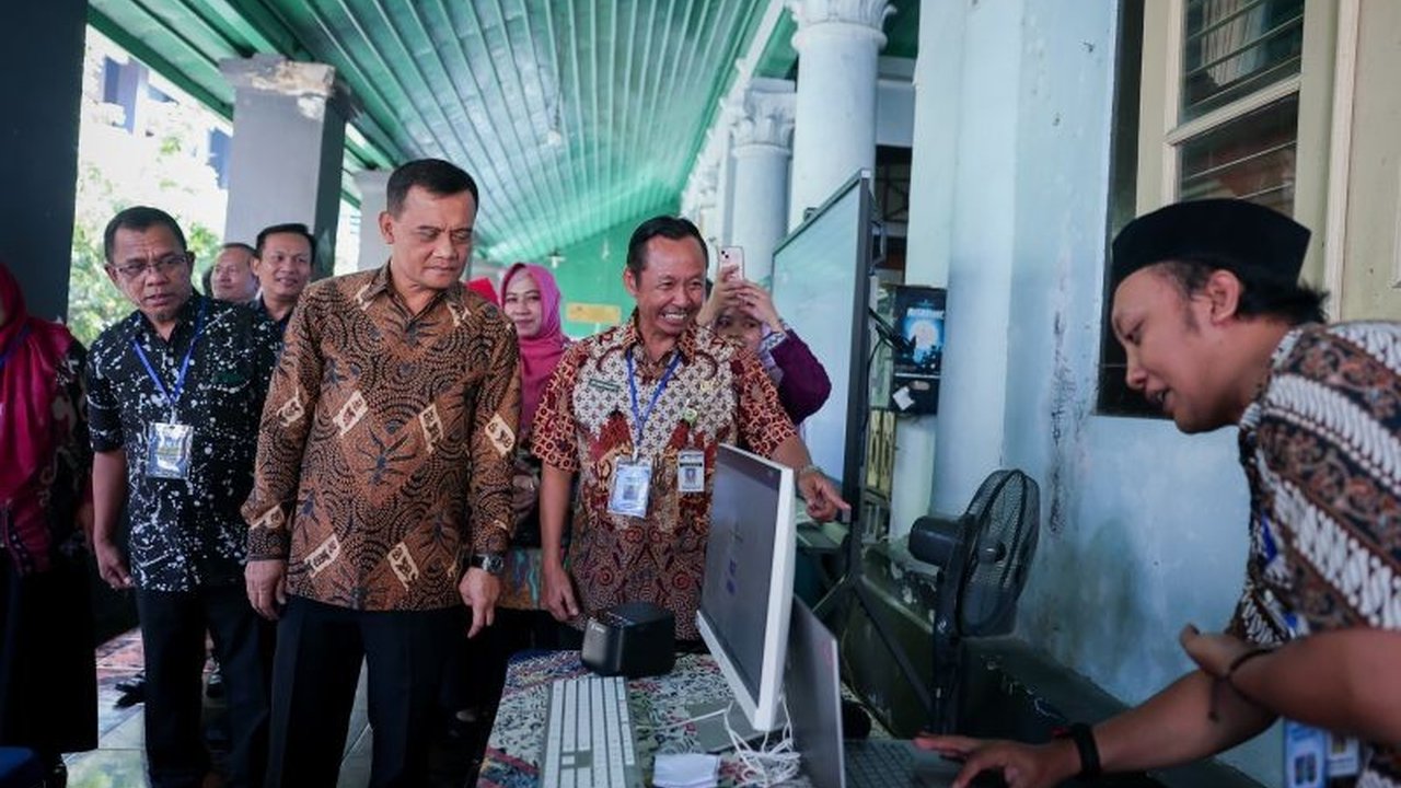 Gubernur Jawa Tengah Ahmad Luthfi memastikan pelaksanaan SPMB Jawa Tengah 2026/2027 berjalan lancar tanpa kendala. Berbagai penguatan sistem dilakukan untuk integritas dan perlindungan data calon siswa.