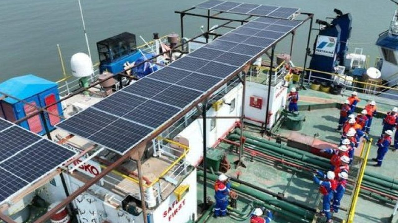 PT Pertamina Trans Kontinental (PTK) meluncurkan inovasi PLTS Kapal Pertamina pada Oil Barge Patra 2303, wujud komitmen dekarbonisasi maritim dan transisi energi yang menarik perhatian.