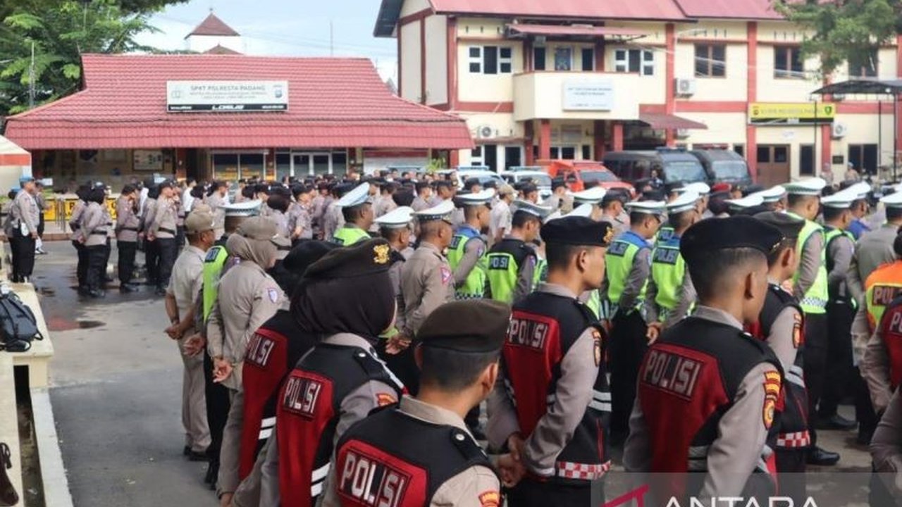 Polresta Padang mengerahkan 150 personel untuk mengamankan kegiatan nonton bareng (nobar) Piala Dunia 2026 di berbagai lokasi, memastikan keamanan dan ketertiban selama turnamen berlangsung.